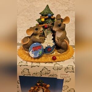 Charming Tails Figurine Christmas Treasures Retired